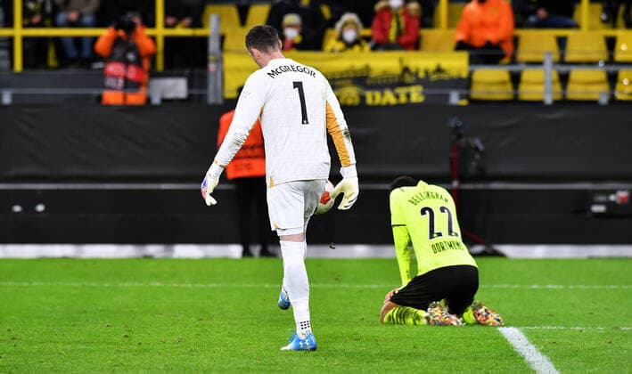 Fussball, UEFA Europe League, Herren, Saison 2021 22, KO Runde Play-off Hinspiel, Borussia Dortmund (gelb) - Glasgow Rangers (blau) 2:4; Jude Bellingham (BVB) enttäuscht nach Spielende, daneben Allan McGregor (GLR). Enttäuschung, Frust, Aktion. UEFA REGULATIONS PROHIBIT ANY USE OF PHOTOGRAPHS AS IMAGE SEQUENCES AND OR QUASI-VIDEO