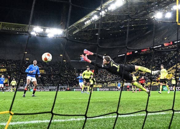 17.02.2022, xjhx, Fussball UEFA Europa League , Borussia Dortmund - Glasgow Rangers emspor, v.l. Gregor Knobel (Borussia Dortmund), John Lundstram (Glasgow Rangers) Goal scored, erziehlt das Tor zum 0:3 (DFL DFB REGULATIONS PROHIBIT ANY USE OF PHOTOGRAPHS as IMAGE SEQUENCES and or QUASI-VIDEO) Dortmund