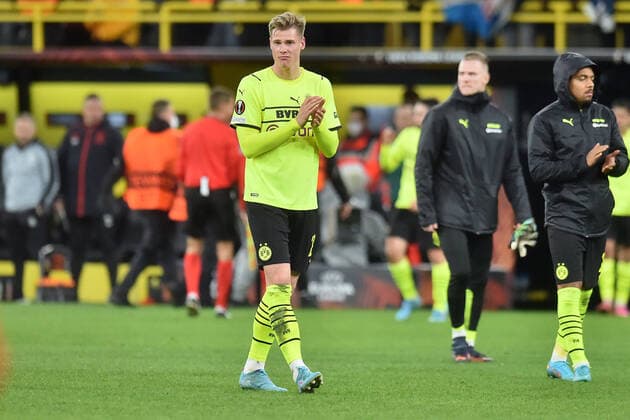 Fußball - Europa League - Borussia Dortmund - Glasgow Rangers am 17.02.2022 im Signal Iduna Park in Dortmund Steffen Tigges (Borussia Dortmund) unzufrieden, enttäuscht, enttaeuscht, niedergeschlagen. MT