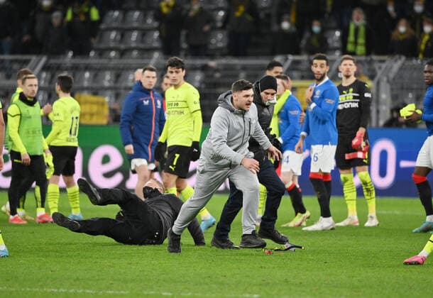 Sport Bilder des Tages Ordner versuchen nach dem Spiel einen Flitzer einzufangen 17.02.2022, Fussball, Saison 2021 2022, UEFA Europa League, Play Off, Borussia Dortmund - Glasgow Rangers, Foto: Maik Hölter TEAM2sportphoto Dortmund Nordrhein Westfalen Deutschland Team2