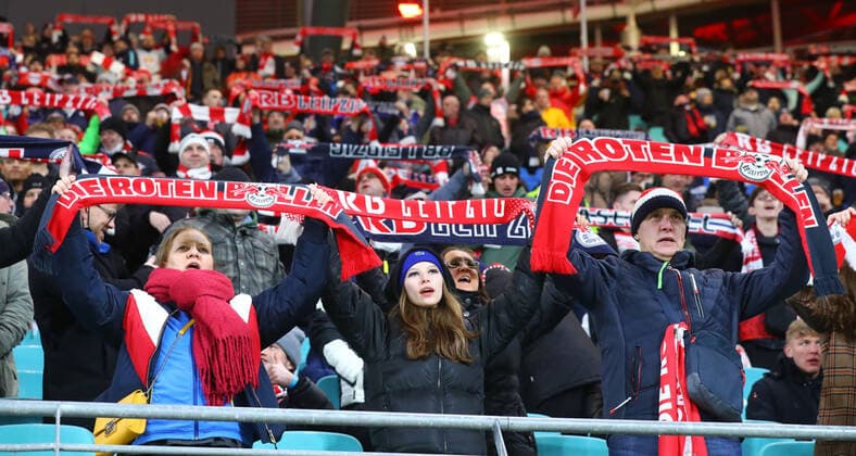 RB Leipzig - San Sebastian 17.02.2022 Leipzig, 17.02.2022, Red Bull Arena, Fussball, UEFA Europa League, Play Off Runde , RB Leipzig (GER) vs. Real Sociedad San Sebastian (ESP) , Im Bild: Fans von RB Leipzig , UEFA regulations prohibit any use of photographs as image sequences and or quasi-video ,