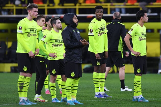 Fußball Europa League K.-o.-Runde-Play-Off Borussia Dortmund - Glasgow Rangers am 17.02.2022 im Signal Iduna Park in Dortmund Enttäuschte Dortmunder Spieler nach dem Spielende xRx