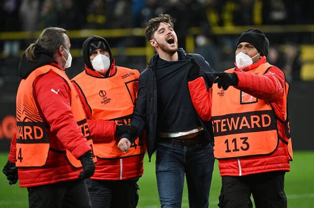 17.02.2022, xjhx, Fussball UEFA Europa League , Borussia Dortmund - Glasgow Rangers emspor, v.l. Flitzer (DFL DFB REGULATIONS PROHIBIT ANY USE OF PHOTOGRAPHS as IMAGE SEQUENCES and or QUASI-VIDEO) Dortmund