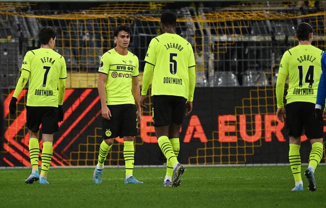 17.02.2022, xjhx, Fussball UEFA Europa League , Borussia Dortmund - Glasgow Rangers emspor, v.l. Giovanni Reyna (Borussia Dortmund), Reinier (Borussia Dortmund), Dan-Axel Zagadou (Borussia Dortmund), Nico Schulz (Borussia Dortmund) enttaeuscht, enttaeuscht schauend, dissapointed (DFL DFB REGULATIONS PROHIBIT ANY USE OF PHOTOGRAPHS as IMAGE SEQUENCES and or QUASI-VIDEO) Dortmund