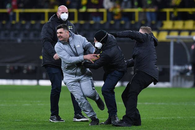 Fußball Europa League K.-o.-Runde-Play-Off Borussia Dortmund - Glasgow Rangers am 17.02.2022 im Signal Iduna Park in Dortmund Ein Flitzer nach dem Spielende auf dem Spielfeld xRx