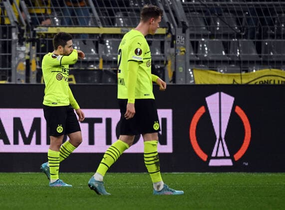 17.02.2022, xjhx, Fussball UEFA Europa League , Borussia Dortmund - Glasgow Rangers emspor, v.l. Raphael Guerreiro (Borussia Dortmund), Steffen Tigges (Borussia Dortmund) enttaeuscht, enttaeuscht schauend, dissapointed (DFL DFB REGULATIONS PROHIBIT ANY USE OF PHOTOGRAPHS as IMAGE SEQUENCES and or QUASI-VIDEO) Dortmund