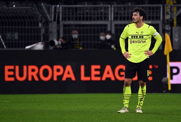 17.02.2022, xjhx, Fussball UEFA Europa League , Borussia Dortmund - Glasgow Rangers emspor, v.l. Mats Hummels (Borussia Dortmund) enttaeuscht, enttaeuscht schauend, dissapointed (DFL DFB REGULATIONS PROHIBIT ANY USE OF PHOTOGRAPHS as IMAGE SEQUENCES and or QUASI-VIDEO) Dortmund