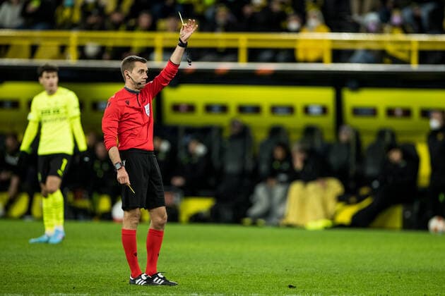 UEFA Europa League, Borussia Dortmund - Rangers FC; 17.02.2022 Schiedsrichter Clement Louis Jean Turpin zeigt Allan McGregor (Rangers FC, 1) gelb UEFA Europa League, Borussia Dortmund - Rangers FC, Dortmund, SIGNAL IDUNA PARK REGULATIONS PROHIBIT ANY USE OF PHOTOGRAPHS AS IMAGE SEQUENCES AND OR QUASI-VIDEO. Copyright: xBEAUTIFULxSPORTS Wunderlx