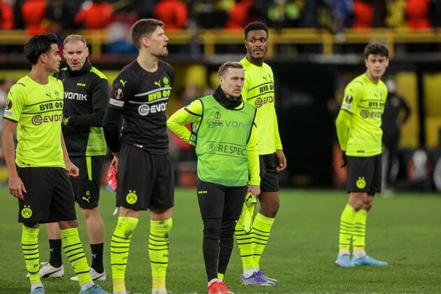 17.02.2022, Fussball, Saison 2021 2022, UEFA Europa League, Play-Offs, Borussia Dortmund - Glasgow Rangers, v. l. Co-Trainer Alexander Zickler (Borussia Dortmund), Gregor Kobel (Borussia Dortmund), Felix Passlack (Borussia Dortmund), Dan-Axel Zagadou (Borussia Dortmund) Foto: Dennis Ewert RHR-FOTO Dortmund Signal Iduna Park NRW Deutschland xRHR-FOTO DEx