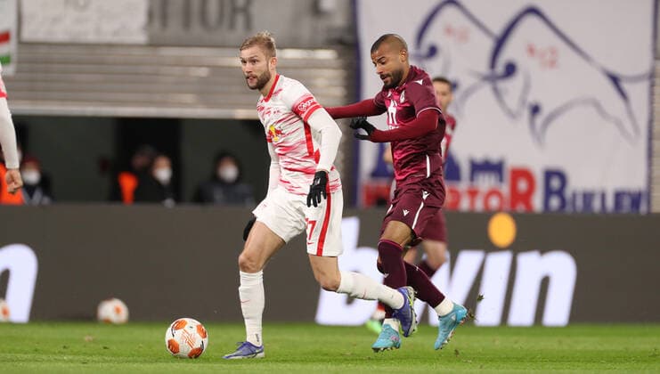 RB Leipzig - San Sebastian 17.02.2022 Leipzig, 17.02.2022, Red Bull Arena, Fussball, UEFA EURO, EM, Europameisterschaft,Fussball League, Ko Runde PlayOff, Hinspiel , RB Leipzig vs. Real Sociedad San Sebastian , Im Bild von links; Konrad Laimer (27, RB Leipzig), Rafinha (17, San Sebastian). , UEFA regulations prohibit any use of photographs as image sequences and or quasi-video.