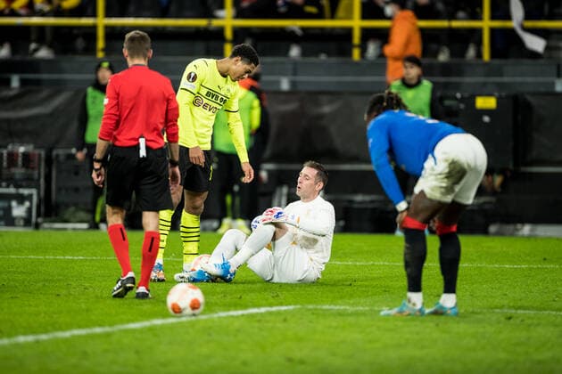 UEFA Europa League, Borussia Dortmund - Rangers FC; 17.02.2022 Allan McGregor (Rangers FC, 1) muss behandelt werden UEFA Europa League, Borussia Dortmund - Rangers FC, Dortmund, SIGNAL IDUNA PARK REGULATIONS PROHIBIT ANY USE OF PHOTOGRAPHS AS IMAGE SEQUENCES AND OR QUASI-VIDEO. Copyright: xBEAUTIFULxSPORTS Wunderlx