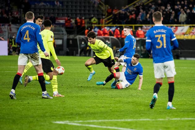 UEFA Europa League, Borussia Dortmund - Rangers FC; 17.02.2022 Giovanni Reyna (Borussia Dortmund, 7), Ryan Jack (Rangers FC, 8) UEFA Europa League, Borussia Dortmund - Rangers FC, Dortmund, SIGNAL IDUNA PARK REGULATIONS PROHIBIT ANY USE OF PHOTOGRAPHS AS IMAGE SEQUENCES AND OR QUASI-VIDEO. Copyright: xBEAUTIFULxSPORTS Wunderlx