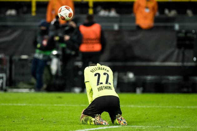 UEFA Europa League, Borussia Dortmund - Rangers FC; 17.02.2022 Jude Bellingham (Borussia Dortmund, 22) frustriert auf den Knien nach dem Spiel UEFA Europa League, Borussia Dortmund - Rangers FC, Dortmund, SIGNAL IDUNA PARK REGULATIONS PROHIBIT ANY USE OF PHOTOGRAPHS AS IMAGE SEQUENCES AND OR QUASI-VIDEO. Copyright: xBEAUTIFULxSPORTS Wunderlx