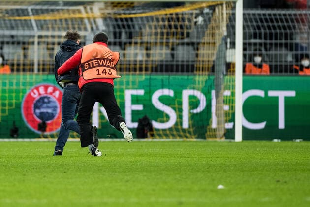 UEFA Europa League, Borussia Dortmund - Rangers FC; 17.02.2022 Auch Flitzer 2 wird von der Sicherheit abgefangen UEFA Europa League, Borussia Dortmund - Rangers FC, Dortmund, SIGNAL IDUNA PARK REGULATIONS PROHIBIT ANY USE OF PHOTOGRAPHS AS IMAGE SEQUENCES AND OR QUASI-VIDEO. Copyright: xBEAUTIFULxSPORTS Wunderlx