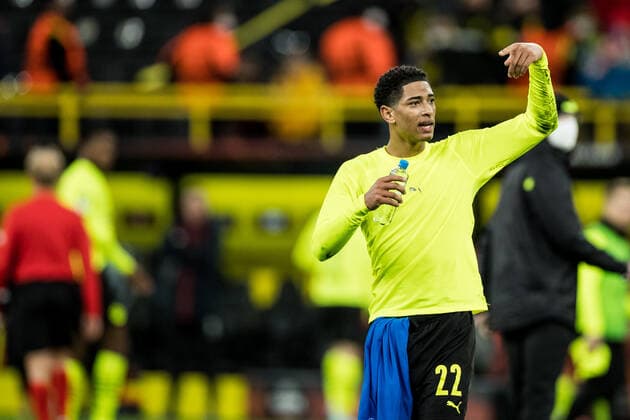 UEFA Europa League, Borussia Dortmund - Rangers FC; 17.02.2022 Jude Bellingham (Borussia Dortmund, 22) bedankt sich bei den Fans fuer den Support UEFA Europa League, Borussia Dortmund - Rangers FC, Dortmund, SIGNAL IDUNA PARK REGULATIONS PROHIBIT ANY USE OF PHOTOGRAPHS AS IMAGE SEQUENCES AND OR QUASI-VIDEO. Copyright: xBEAUTIFULxSPORTS Wunderlx