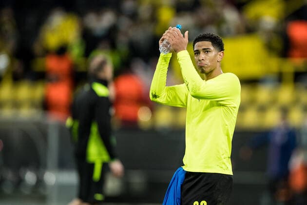 UEFA Europa League, Borussia Dortmund - Rangers FC; 17.02.2022 Jude Bellingham (Borussia Dortmund, 22) bedankt sich bei den Fans fuer den Support, zieht dabei ein trauriges Gesicht UEFA Europa League, Borussia Dortmund - Rangers FC, Dortmund, SIGNAL IDUNA PARK REGULATIONS PROHIBIT ANY USE OF PHOTOGRAPHS AS IMAGE SEQUENCES AND OR QUASI-VIDEO. Copyright: xBEAUTIFULxSPORTS Wunderlx