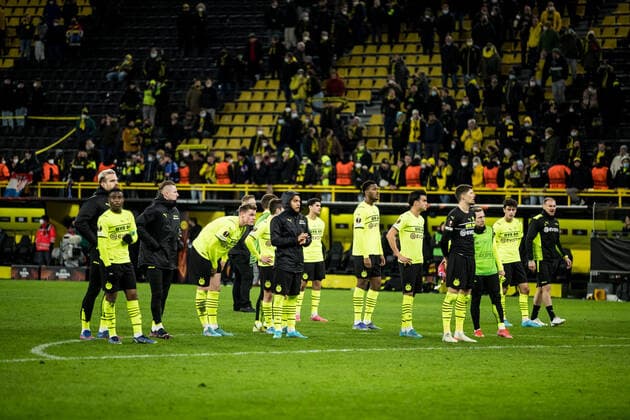 UEFA Europa League, Borussia Dortmund - Rangers FC; 17.02.2022 Die Spieler der Borussia Dortmund niedergeschlagen nach dem Spiel vor der Suedkurve UEFA Europa League, Borussia Dortmund - Rangers FC, Dortmund, SIGNAL IDUNA PARK REGULATIONS PROHIBIT ANY USE OF PHOTOGRAPHS AS IMAGE SEQUENCES AND OR QUASI-VIDEO. Copyright: xBEAUTIFULxSPORTS Wunderlx
