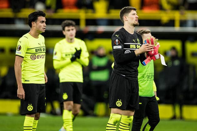 UEFA Europa League, Borussia Dortmund - Rangers FC; 17.02.2022 Gregor Kobel (Borussia Dortmund, 1) nach dem Spiel UEFA Europa League, Borussia Dortmund - Rangers FC, Dortmund, SIGNAL IDUNA PARK REGULATIONS PROHIBIT ANY USE OF PHOTOGRAPHS AS IMAGE SEQUENCES AND OR QUASI-VIDEO. Copyright: xBEAUTIFULxSPORTS Wunderlx