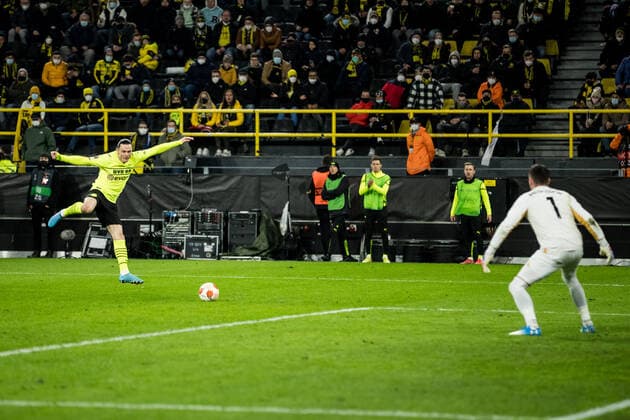 UEFA Europa League, Borussia Dortmund - Rangers FC; 17.02.2022 Nico Schulz (Borussia Dortmund, 14). Allan McGregor (Rangers FC, 1) UEFA Europa League, Borussia Dortmund - Rangers FC, Dortmund, SIGNAL IDUNA PARK REGULATIONS PROHIBIT ANY USE OF PHOTOGRAPHS AS IMAGE SEQUENCES AND OR QUASI-VIDEO. Copyright: xBEAUTIFULxSPORTS Wunderlx