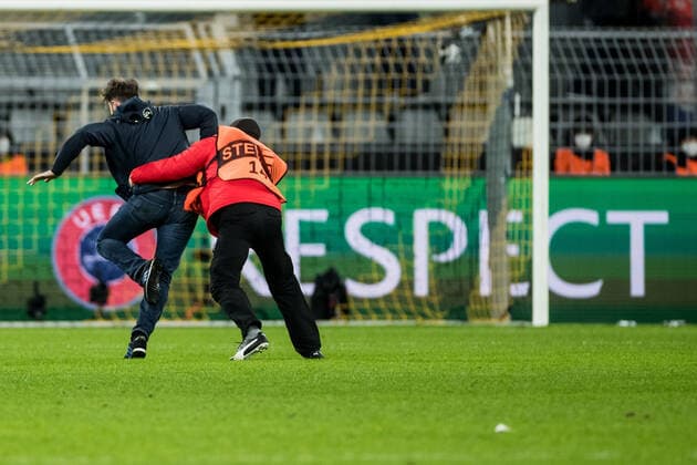 UEFA Europa League, Borussia Dortmund - Rangers FC; 17.02.2022 Auch Flitzer 2 wird von der Sicherheit abgefangen UEFA Europa League, Borussia Dortmund - Rangers FC, Dortmund, SIGNAL IDUNA PARK REGULATIONS PROHIBIT ANY USE OF PHOTOGRAPHS AS IMAGE SEQUENCES AND OR QUASI-VIDEO. Copyright: xBEAUTIFULxSPORTS Wunderlx