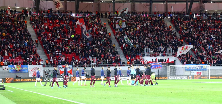 RB Leipzig - San Sebastian 17.02.2022 Leipzig, 17.02.2022, Red Bull Arena, Fussball, UEFA Europa League, Play Off Runde , RB Leipzig (GER) vs. Real Sociedad San Sebastian (ESP) , Im Bild: Einlaufen der Mannschaften. , UEFA regulations prohibit any use of photographs as image sequences and or quasi-video ,