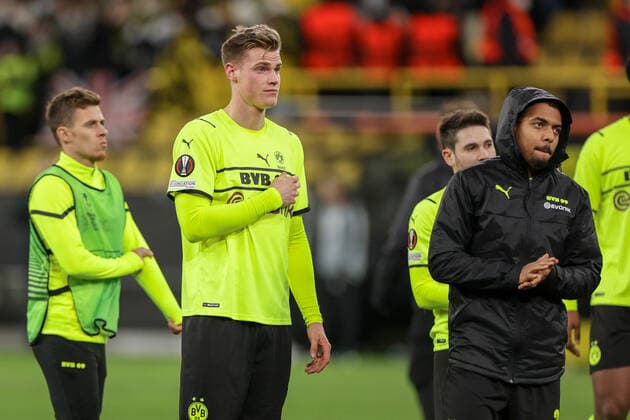 17.02.2022, Fussball, Saison 2021 2022, UEFA Europa League, Play-Offs, Borussia Dortmund - Glasgow Rangers, v. l. Steffen Tigges (Borussia Dortmund), Donyell Malen (Borussia Dortmund) Foto: Dennis Ewert RHR-FOTO Dortmund Signal Iduna Park NRW Deutschland xRHR-FOTO DEx