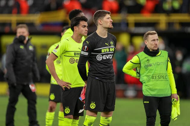 17.02.2022, Fussball, Saison 2021 2022, UEFA Europa League, Play-Offs, Borussia Dortmund - Glasgow Rangers, v. l. Reinier Jesus (Borussia Dortmund), Gregor Kobel (Borussia Dortmund), Felix Passlack (Borussia Dortmund) Foto: Dennis Ewert RHR-FOTO Dortmund Signal Iduna Park NRW Deutschland xRHR-FOTO DEx