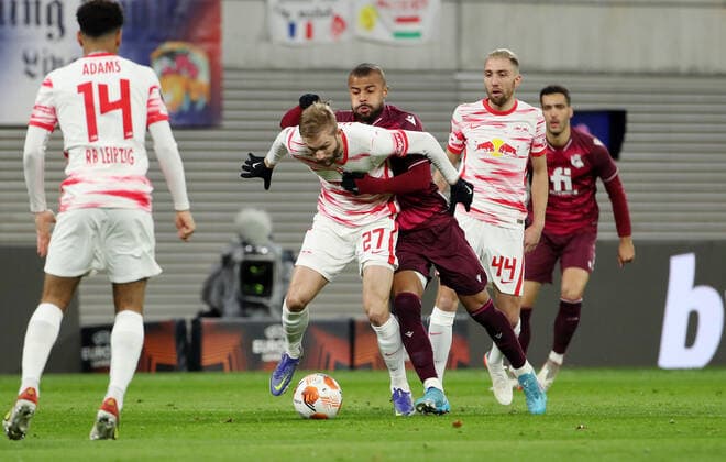 Konrad Laimer, Rafinha Aktion Spielszene Zweikampf Fußball Fussball UEFA Euroleague Europa League UEL Herren Saison 2021 2022 17.02.2022 Rasen Ballsport RB Leipzig RBL vs. Real Sociedad San Sebastian DFL regulations prohibit any use of photographs as image sequences and or quasi-video.