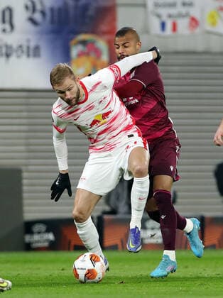 Konrad Laimer, Rafinha Aktion Spielszene Zweikampf Fußball Fussball UEFA Euroleague Europa League UEL Herren Saison 2021 2022 17.02.2022 Rasen Ballsport RB Leipzig RBL vs. Real Sociedad San Sebastian DFL regulations prohibit any use of photographs as image sequences and or quasi-video.