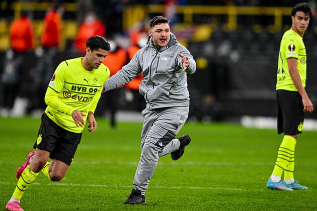 Europa League, Play-Off: Borussia Dortmund - Glasgow Rangers 17.02.2022 im Signal-Iduna-Park in Dortmund. Flitzer läuft hinter Dortmund s Mahmoud Dahoud hinterher, Copyright: xDavidxInderliedx