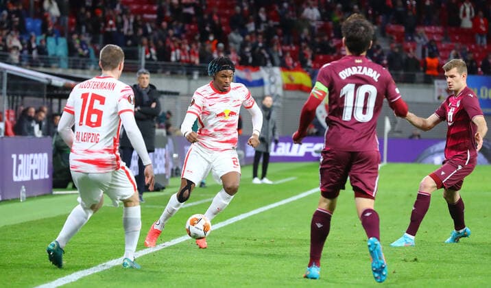 RB Leipzig - San Sebastian 17.02.2022 Leipzig, 17.02.2022, Red Bull Arena, Fussball, UEFA Europa League, Play Off Runde , RB Leipzig (GER) vs. Real Sociedad San Sebastian (ESP) , Im Bild v.l.: Lukas Klostermann (16, RB Leipzig), Mohamed Simakan (2, RB Leipzig), Mikel Oyarzabal (10, San Sebastian) und Alexander Sörloth Soerloth (23, San Sebastian) , UEFA regulations prohibit any use of photographs as image sequences and or quasi-video , Picture Point
