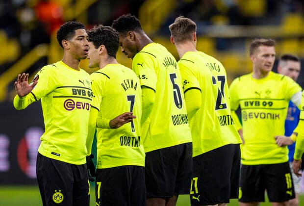 Jude Bellingham (BVB) richtet die Mauer Borussia Dortmund - Glasgow Rangers 17.02.2022, Fussball Foto: Moritz Müller