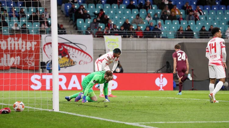 RB Leipzig - San Sebastian 17.02.2022 Leipzig, 17.02.2022, Red Bull Arena, Fussball, UEFA EURO, EM, Europameisterschaft,Fussball League, Ko Runde PlayOff, Hinspiel , RB Leipzig vs. Real Sociedad San Sebastian , Im Bild; Fans von San Sebastian. Robin Le Normand (24, San Sebastian) trifft zum 0:1, , UEFA regulations prohibit any use of photographs as image sequences and or quasi-video.
