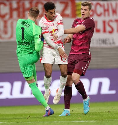 RB Leipzig - San Sebastian 17.02.2022 Leipzig, 17.02.2022, Red Bull Arena, Fussball, UEFA EURO, EM, Europameisterschaft,Fussball League, Ko Runde PlayOff, Hinspiel , RB Leipzig vs. Real Sociedad San Sebastian , Im Bild von links; Torwart Peter Gulacsi (1, RB Leipzig), Tyler Adams (14, RB Leipzig), Robin Le Normand (24, San Sebastian). , UEFA regulations prohibit any use of photographs as image sequences and or quasi-video.