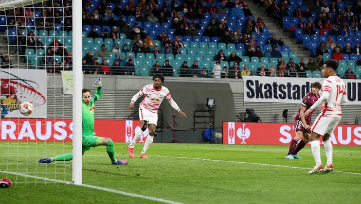 Robin Le Normand Tor Torschuß zum 0:1, Torwart Peter Gulacsi, Mohamed Simakan Aktion Spielszene Zweikampf Fußball Fussball UEFA Euroleague Europa League UEL Herren Saison 2021 2022 17.02.2022 Rasen Ballsport RB Leipzig RBL vs. Real Sociedad San Sebastian DFL regulations prohibit any use of photographs as image sequences and or quasi-video.