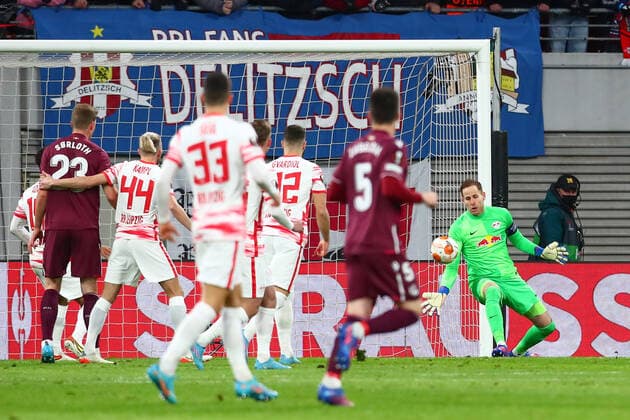 17.02.2022, xtgx, Fussball UEFA European League, RB Leipzig - Real Sociedad San Sebastian emspor, v.l. Robin Le Normand (Sociedad, 24) schiesst Tor, Torschuetze, erzielt Tor, Treffer, scores the goal 0:1 (DFL DFB REGULATIONS PROHIBIT ANY USE OF PHOTOGRAPHS as IMAGE SEQUENCES and or QUASI-VIDEO) Leipzig