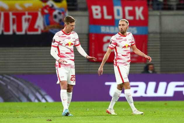 17.02.2022, xtgx, Fussball UEFA European League, RB Leipzig - Real Sociedad San Sebastian emspor, v.l. Dani Olmo (Leipzig, 25), Kevin Kampl (Leipzig, 44) enttaeuscht, schaut enttaeuscht, niedergeschlagen, disappointed (DFL DFB REGULATIONS PROHIBIT ANY USE OF PHOTOGRAPHS as IMAGE SEQUENCES and or QUASI-VIDEO) Leipzig