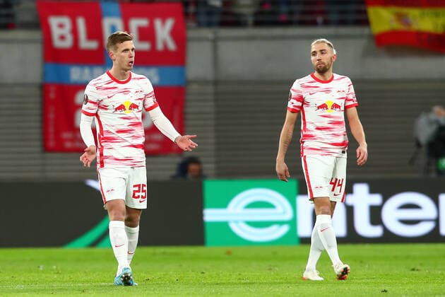 17.02.2022, xtgx, Fussball UEFA European League, RB Leipzig - Real Sociedad San Sebastian emspor, v.l. Dani Olmo (Leipzig, 25), Kevin Kampl (Leipzig, 44) enttaeuscht, schaut enttaeuscht, niedergeschlagen, disappointed (DFL DFB REGULATIONS PROHIBIT ANY USE OF PHOTOGRAPHS as IMAGE SEQUENCES and or QUASI-VIDEO) Leipzig