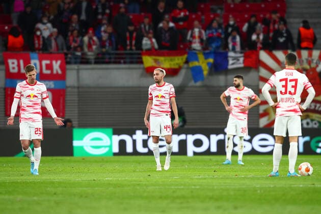 17.02.2022, xtgx, Fussball UEFA European League, RB Leipzig - Real Sociedad San Sebastian emspor, v.l. Dani Olmo (Leipzig, 25), Kevin Kampl (Leipzig, 44), Josko Gvardiol (Leipzig, 32), Andre Silva (Leipzig, 33) enttaeuscht, schaut enttaeuscht, niedergeschlagen, disappointed (DFL DFB REGULATIONS PROHIBIT ANY USE OF PHOTOGRAPHS as IMAGE SEQUENCES and or QUASI-VIDEO) Leipzig