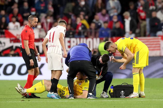 Sevilla FC v Dinamo Zagreb: Knockout Round Play-Offs Leg One - UEFA Europa League Stefan Ristovski of Dinamo Zagreb in the treatment of an injury during during the UEFA Europa League Knockout Round Play-Offs Leg One match between Sevilla FC and Dinamo Zagreb at Estadio Ramon Sanchez Pizjuan on February 17, 2022 in Seville, Spain. GoranxStanzl PIXSELL