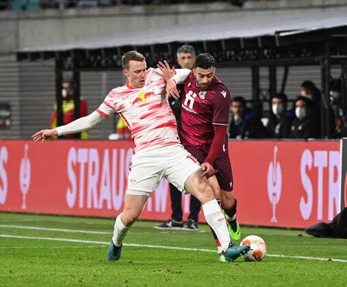 Fussball, Herren, Saison 2021 2022, Europa League (Play-offs, zum Erreichen des Achtelfinals, Hinspiel), RB Leipzig - Real Sociedad San Sebastian, v. l. Lukas Klostermann (RB Leipzig), Diego Rico (Real Sociedad), 17.02. 2022, Copyright: xMatthiasxKochx