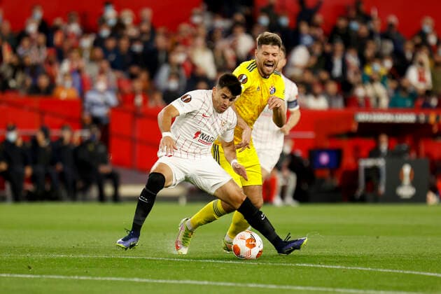 February 17, 2022, Seville, Spain: MARCOS ACUNA of Sevilla (L) vies for the ball with BRUNO PETKOVIC of Dinamo Zagreb (R) during the Europa League Play-off, 1st leg, soccer match between Sevilla FC and Dinamo Zagreb at the Ramon Sanchez Pizjuan Stadium Seville Spain - ZUMAa142 20220217_zap_a142_002 Copyright: xDanielxGonzalezxAcunax