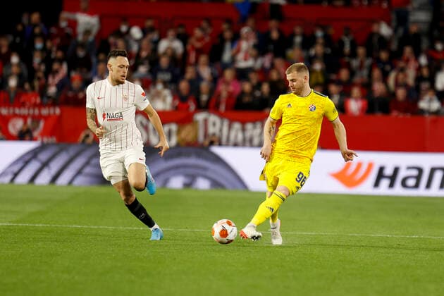 February 17, 2022, Seville, Spain: MISLAV ORSIC of Dinamo Zagreb (R) in action during the Europa League Play-off, 1st leg, soccer match between Sevilla FC and Dinamo Zagreb at the Ramon Sanchez Pizjuan Stadium Seville Spain - ZUMAa142 20220217_zap_a142_003 Copyright: xDanielxGonzalezxAcunax