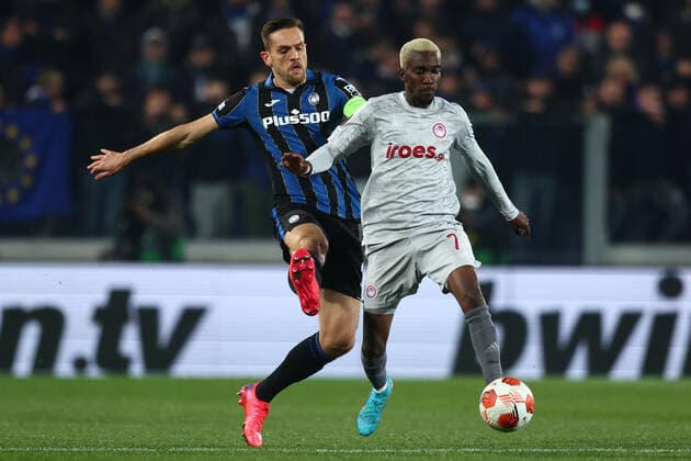 February 17, 2022, BERGAMO, Italia: Atalanta s Rafael Toloi and Olympiacos Henry Onyekuru during UEFA Europa League playoff soccer match Atalanta BC vs Olympiacos Piraeus at the Gewiss Stadium in Bergamo, Italy, 17 February 2022..ANSA PAOLO MAGNI Soccer: UEFA Europa League: Atalanta-Olympiacos  - ZUMAa110 20220217_zaf_a110_037 Copyright: xPaoloxMagnix