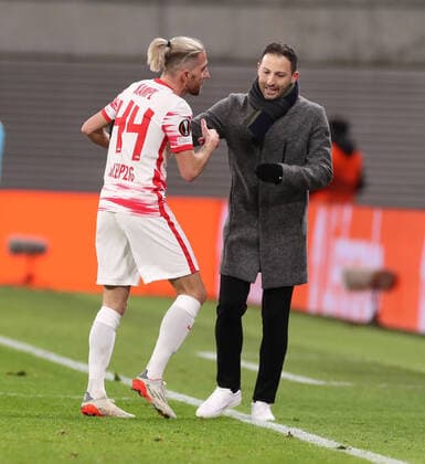 RB Leipzig - San Sebastian 17.02.2022 Leipzig, 17.02.2022, Red Bull Arena, Fussball, UEFA EURO, EM, Europameisterschaft,Fussball League, Ko Runde PlayOff, Hinspiel , RB Leipzig vs. Real Sociedad San Sebastian , Im Bild von links; Kevin Kampl (44, RB Leipzig), Trainer Domenico Tedesco (RB Leipzig). , UEFA regulations prohibit any use of photographs as image sequences and or quasi-video.