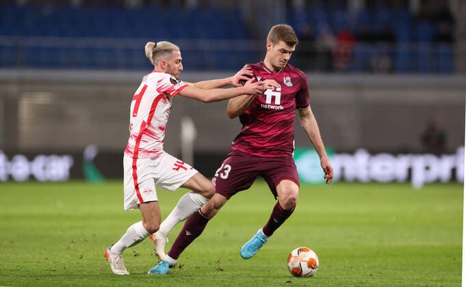RB Leipzig - San Sebastian 17.02.2022 Leipzig, 17.02.2022, Red Bull Arena, Fussball, UEFA EURO, EM, Europameisterschaft,Fussball League, Ko Runde PlayOff, Hinspiel , RB Leipzig vs. Real Sociedad San Sebastian , Im Bild von links; Kevin Kampl (44, RB Leipzig), Alexander Sörloth Soerloth (23, San Sebastian). , UEFA regulations prohibit any use of photographs as image sequences and or quasi-video.