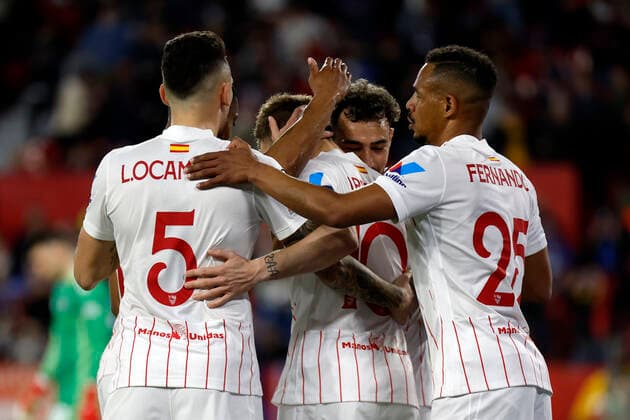 February 17, 2022, Seville, Seville, Spain: Ivan Rakitic of Sevilla CF celebrates scoring their teams first goal with team mates during the UEFA Europa League match between Sevilla FC and GNK Dinamo Zagreb at Ramon Sanchez Pizjuan on Febraury 17, 2022 in Seville, Spain. Seville Spain - ZUMAd159 0151220689st Copyright: xJosexLuisxContrerasx