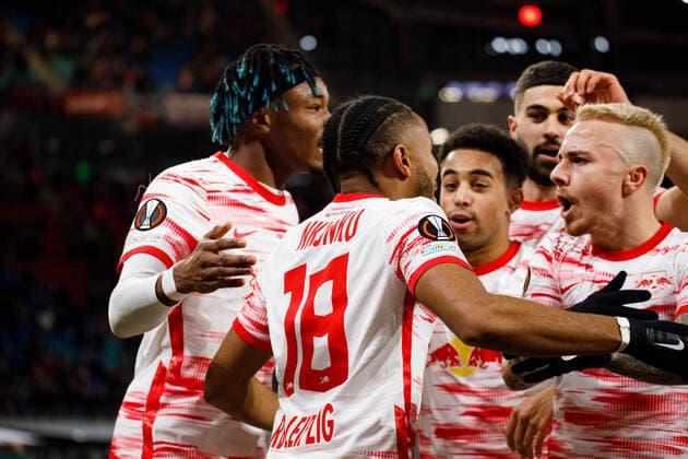 Leipzig, Deutschland 17. Februar 2022: Europa League - 2021 2022 - RB Leipzig vs. San Sebastian Torschuetze Christopher Nkunku (RB Leipzig) jubelt mit seiner Mannschaft nach dem 1:1 Red Bull Stadion Sachsen Copyright: xFotostandx xMatybax