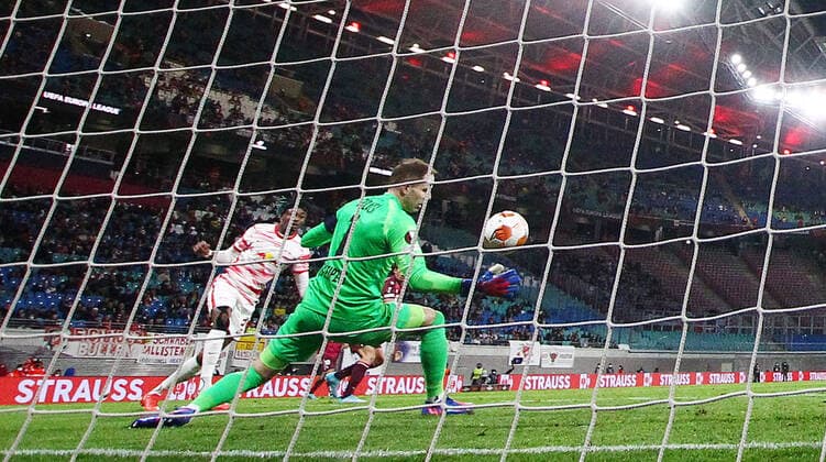 RB Leipzig - San Sebastian 17.02.2022 Leipzig, 17.02.2022, Red Bull Arena, Fussball, UEFA EURO, EM, Europameisterschaft,Fussball League, Ko Runde PlayOff, Hinspiel , RB Leipzig vs. Real Sociedad San Sebastian , Im Bild; Fans von San Sebastian. Robin Le Normand (24, San Sebastian) trifft zum 0:1, , UEFA regulations prohibit any use of photographs as image sequences and or quasi-video.