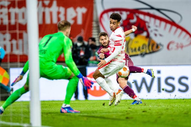 FB-EL RB Leipzig - Real Sociedad Portu (Real Sociedad) im Duell mit Tyler Adams (RB Leipzig) waehrend der KO Runden-Play-Off - Saison 2021-2022 in der Europa League (Herren) zwischen RB Leipzig und Real Sociedad San Sebastian in der Red Bull Arena am 17. February 2022 in Leipzig, Sachsen, Deutschland